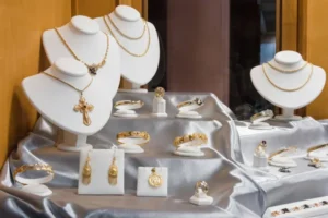 Choisir le bon présentoir produit pour valoriser vos bijoux