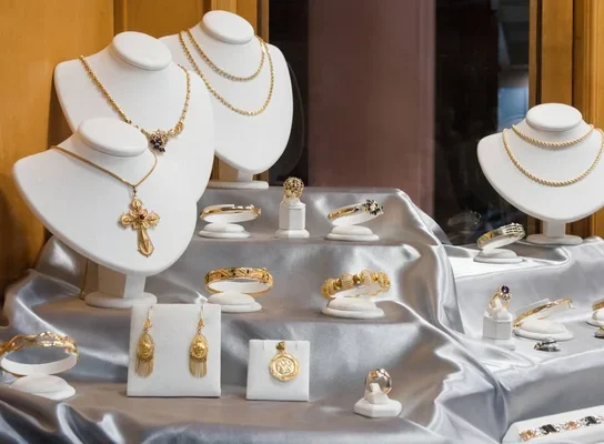 Choisir le bon présentoir produit pour valoriser vos bijoux