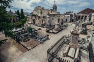 Pourquoi privilégier un caveau funéraire en béton préfabriqué ?