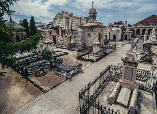 Pourquoi privilégier un caveau funéraire en béton préfabriqué ?