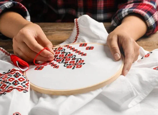 Broderie : le point de tige idéal pour des contours nets et élégants