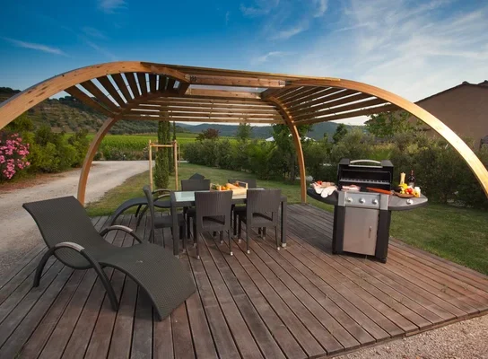 Aménager une cuisine d&rsquo;été sous une pergola en aluminium moderne