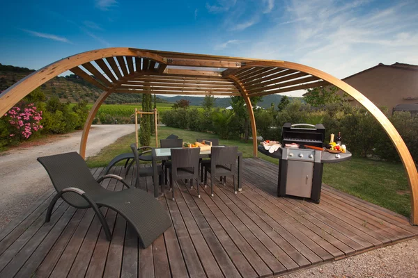 Aménager une cuisine d&rsquo;été sous une pergola en aluminium moderne