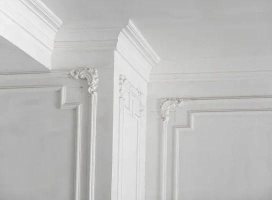 Moulures en staff : l&rsquo;atout charme à votre décoration intérieure