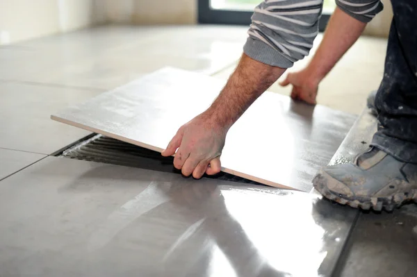 Carrelage : quelle largeur de joint choisir pour un effet parquet bluffant ?