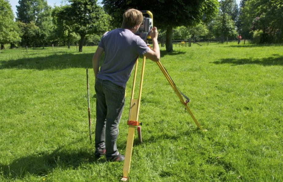 Bornage officiel ou simple piquetage : comprendre la différence