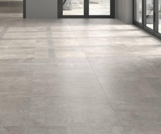 Carrelage grand format aspect béton pour un sol unifié