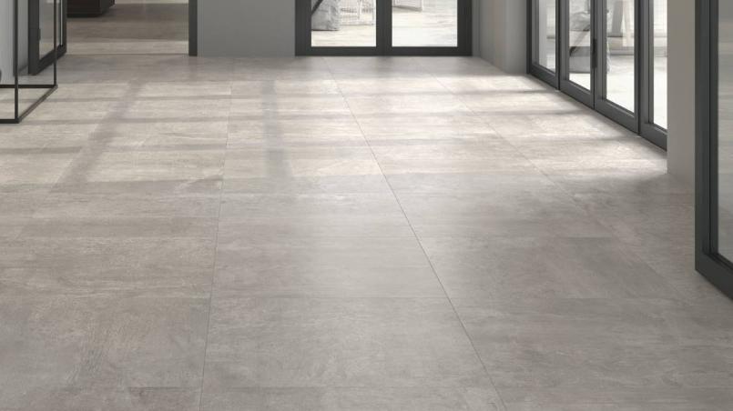 Carrelage grand format aspect béton pour un sol unifié