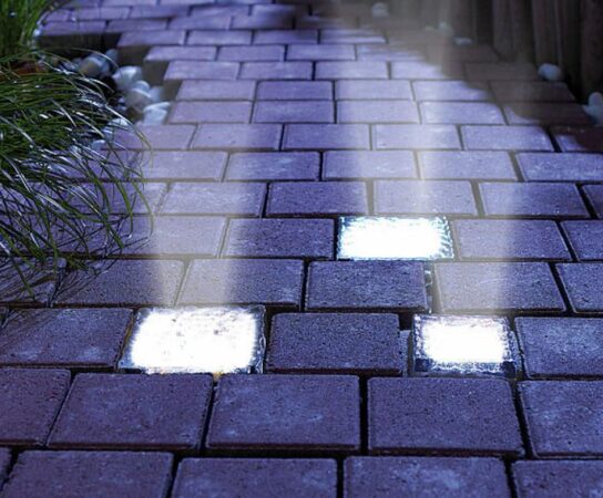 Pavés lumineux LED intégrés : baliser le chemin moderne