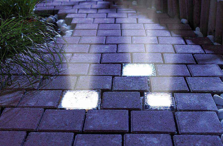 Pavés lumineux LED intégrés : baliser le chemin moderne