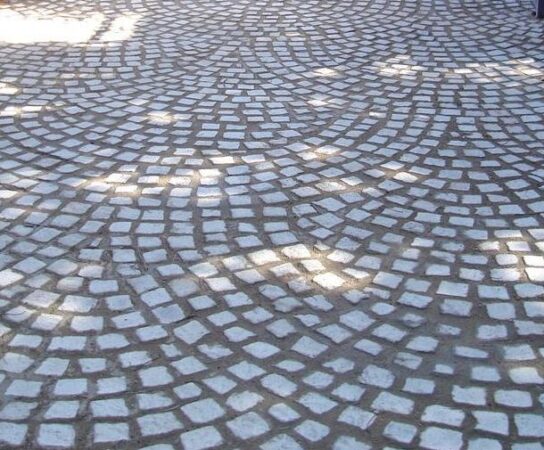 Pose de pavés en queue de paon : le savoir-faire qui valorise l&rsquo;entrée