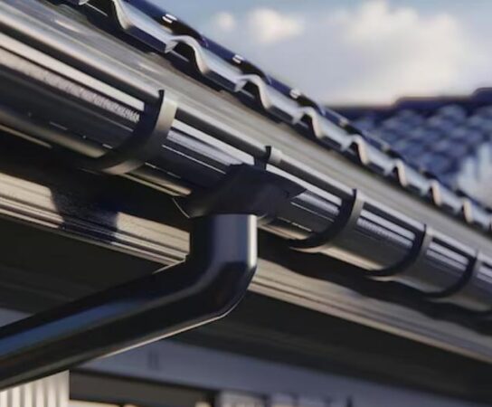 Zinguerie et gouttières : fixer la descente d’eau pluviale