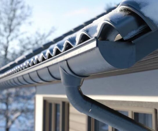 Zinguerie et gouttières : comment déboucher un chéneau obstrué ?