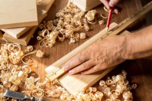 Activités manuelles pour hommes : menuiserie et maquettisme en club