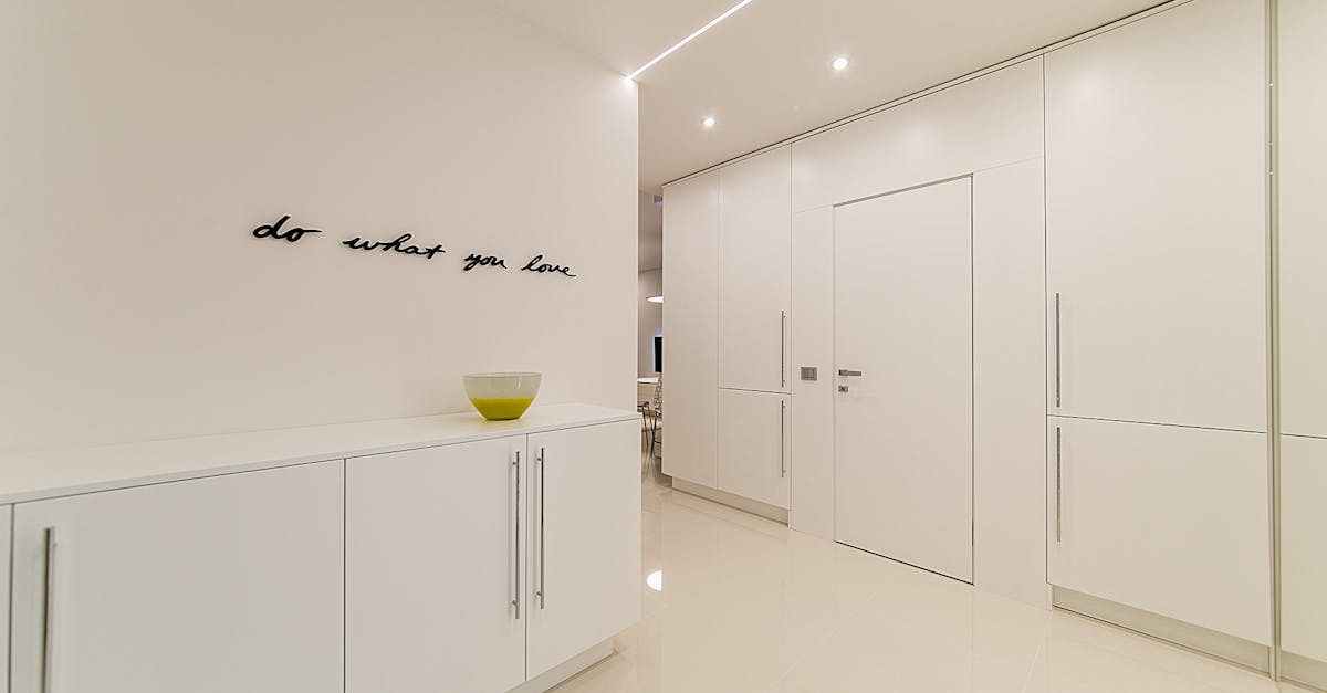 découvrez le minimalisme : un art de vivre qui privilégie la simplicité, la sobriété et l'essentiel pour un quotidien plus harmonieux et libéré du superflu.