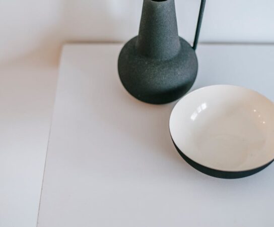 La règle des « trois objets » : un défi pour une décoration sans superflu