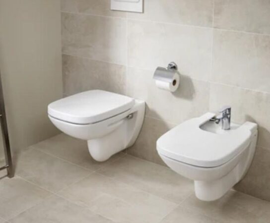 Salle de bain : pose de WC suspendu sur bâti-support