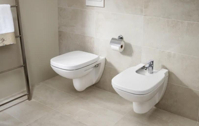 Salle de bain : pose de WC suspendu sur bâti-support