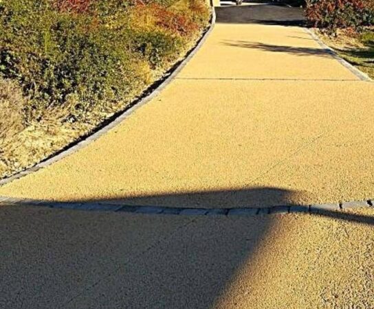 Allées carrossables drainantes en enrobé : exigences de perméabilisation des sols