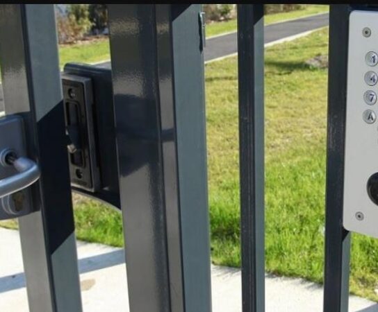 Installer une gâche électrique sur un portillon de jardin