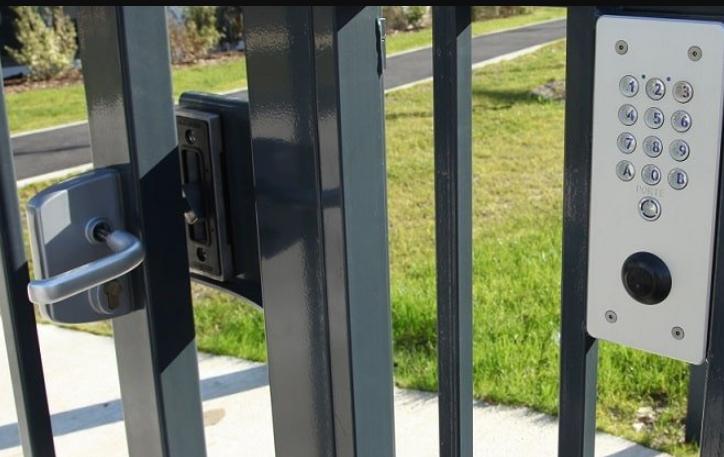 Installer une gâche électrique sur un portillon de jardin