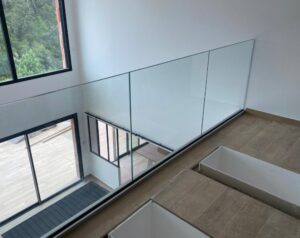 Mezzanine avec garde-corps vitré : attention au vertige