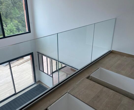 Mezzanine avec garde-corps vitré : attention au vertige