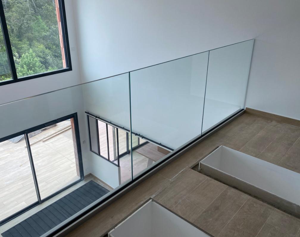 Mezzanine avec garde-corps vitré : attention au vertige