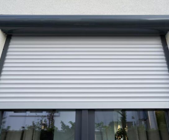 Pose de stores enrouleurs sur mesure pour un intérieur optimisé