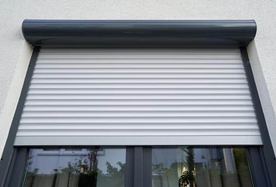 Pose de stores enrouleurs sur mesure pour un intérieur optimisé