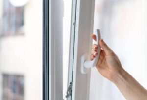 Pose sous linteau et poignée de fenêtre : attention à l’espace