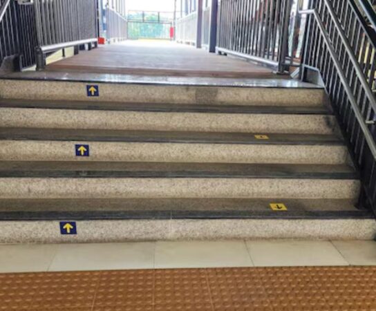 Rampe d’escalier : un point de contact à désinfecter régulièrement