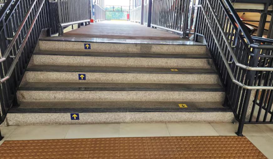 Rampe d’escalier : un point de contact à désinfecter régulièrement