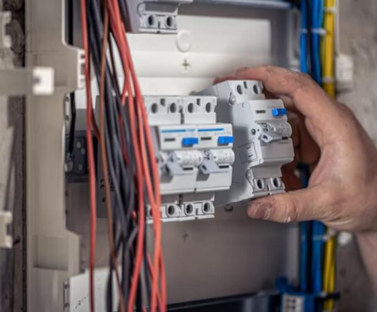 Installation d’un disjoncteur divisionnaire dans un garage détaché