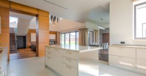 Le luxe de la sobriété : créer un intérieur haut de gamme sans ostentation