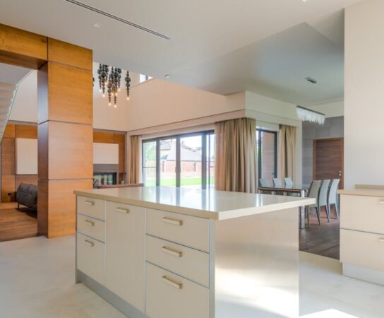 Le luxe de la sobriété : créer un intérieur haut de gamme sans ostentation