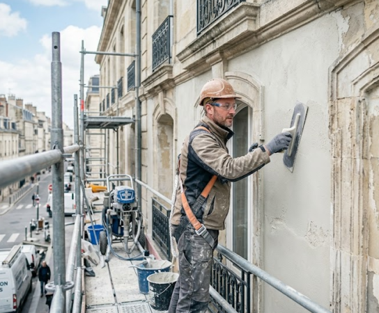 Éliminer les traces rouges (algues) sur les enduits de façade
