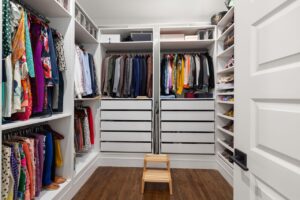 Créer un dressing sur mesure à l&rsquo;aide de cloisons en placoplâtre