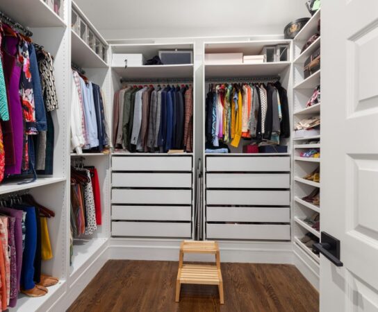 Créer un dressing sur mesure à l&rsquo;aide de cloisons en placoplâtre