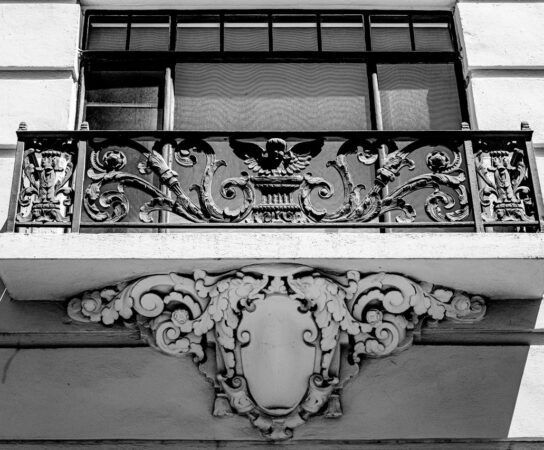 Balustre bois tourné ou balustre métal droit pour escalier : choc des styles
