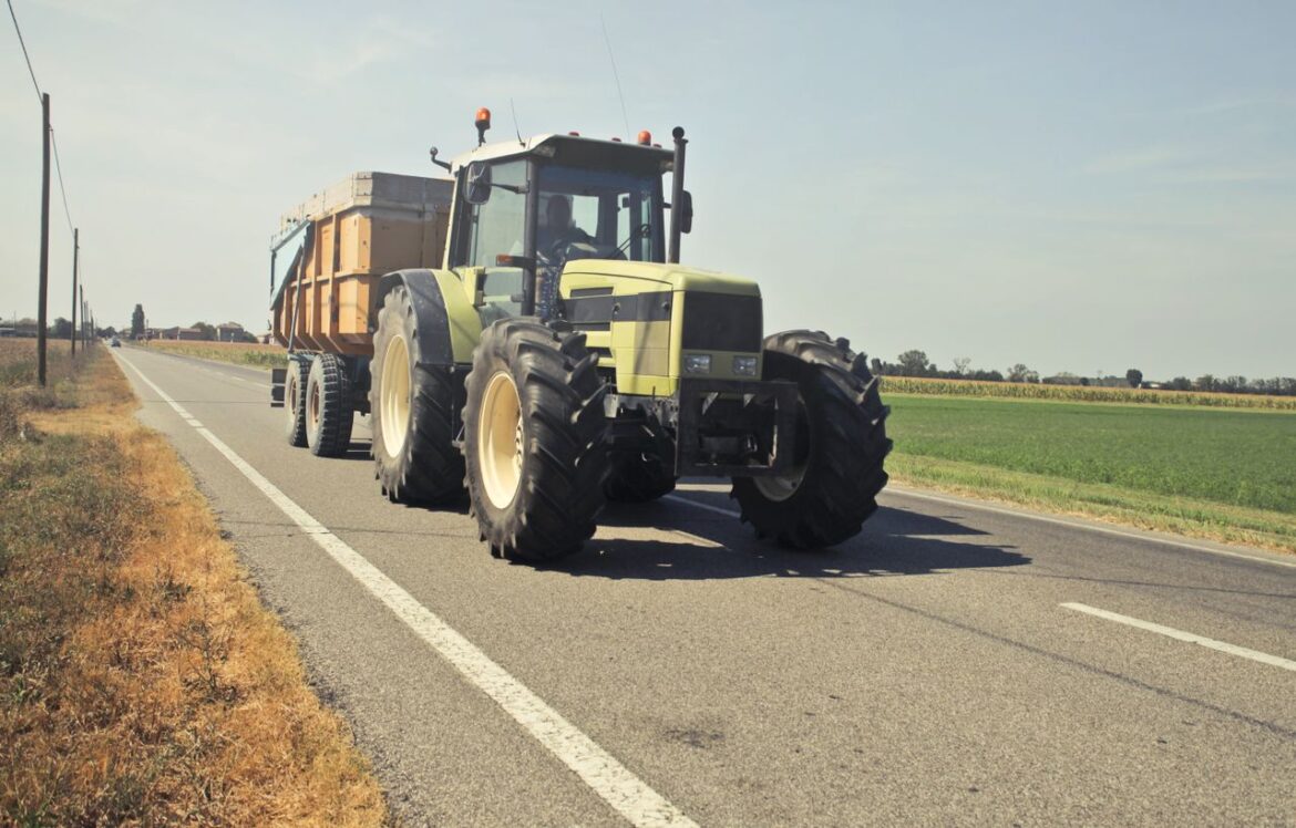 Remorque agricole : benne monocoque ou à ridelles pour le grain ?