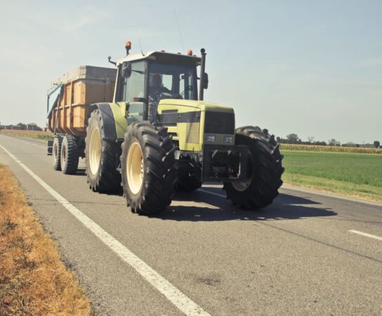 Remorque agricole : benne monocoque ou à ridelles pour le grain ?