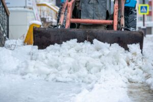 Déneigement commercial : l&rsquo;importance du salage pour prévenir le verglas