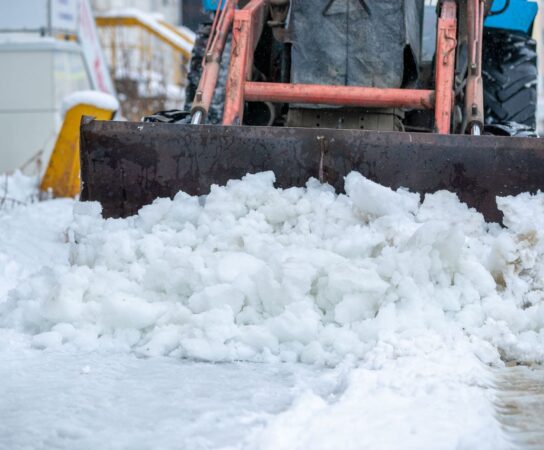 Déneigement commercial : l&rsquo;importance du salage pour prévenir le verglas