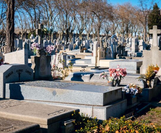 Quel est le délai de pose d&rsquo;un monument funéraire après les obsèques?