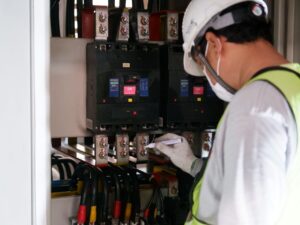 Electricité industrielle : Rénovation vs remplacement d&rsquo;une armoire électrique vétuste en usine