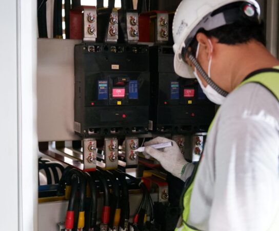 Electricité industrielle : Rénovation vs remplacement d&rsquo;une armoire électrique vétuste en usine