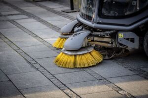 Nettoyage industriel : Protection des plinthes et murs avant décapage