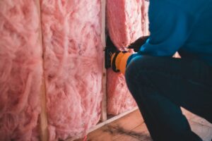 Isolation des combles perdus : Mesurer l&rsquo;épaisseur isolant avec des piges graduées
