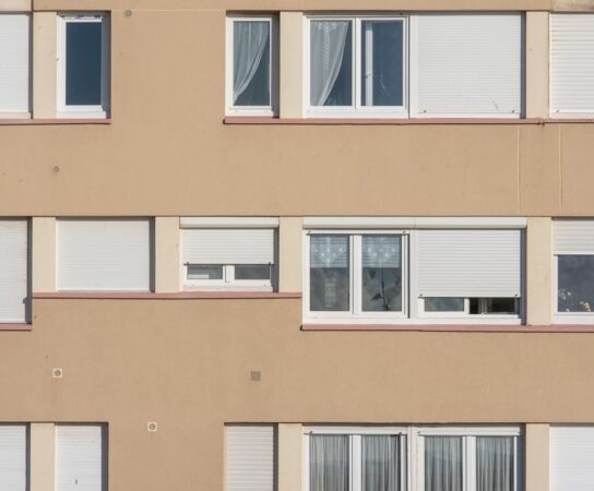 Quel entretien prévoir pour vos menuiseries après la pose de fenêtres ?